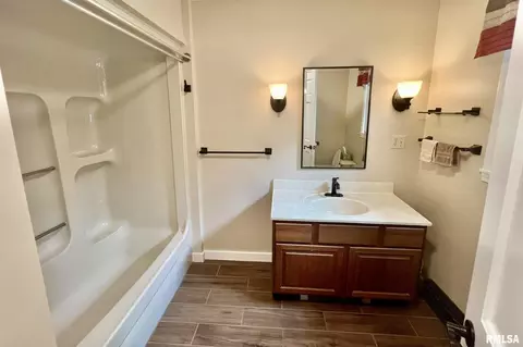 Bath - 401 E Keys Ave, Springfield, IL 62702 photo 3 of 6