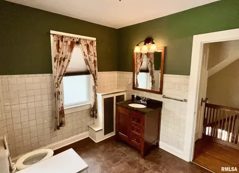 Bath - 401 E Keys Ave, Springfield, IL 62702 photo 5 of 6