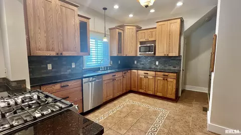Kitchen - 401 E Keys Ave, Springfield, IL 62702 photo 2 of 4
