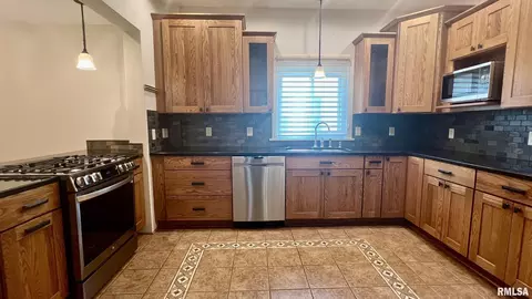 Kitchen - 401 E Keys Ave, Springfield, IL 62702 photo 1 of 4
