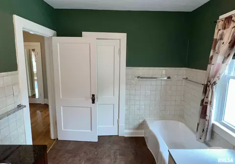Bath - 401 E Keys Ave, Springfield, IL 62702 photo 6 of 6