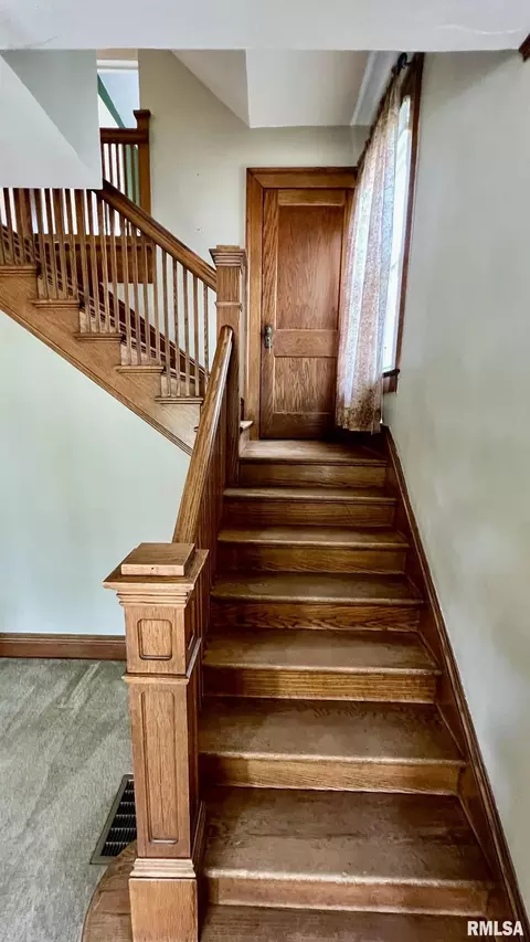 Entry Way - 401 E Keys Ave, Springfield, IL 62702 photo 4 of 8
