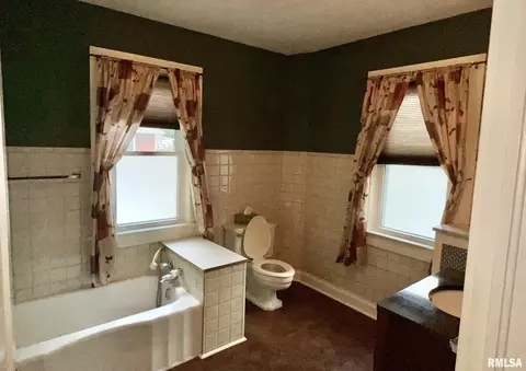 Bath - 401 E Keys Ave, Springfield, IL 62702 photo 4 of 6