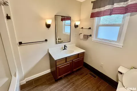 Bath - 401 E Keys Ave, Springfield, IL 62702 photo 2 of 6