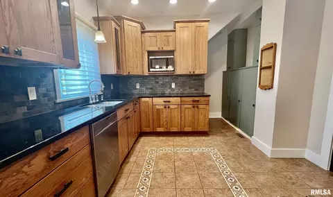 Kitchen - 401 E Keys Ave, Springfield, IL 62702 photo 3 of 4