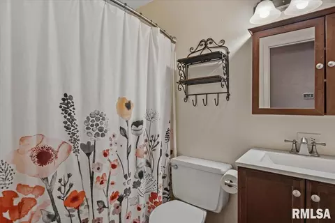 Bath - 2528 Holmes Ave, Springfield, IL 62704 photo 1 of 1