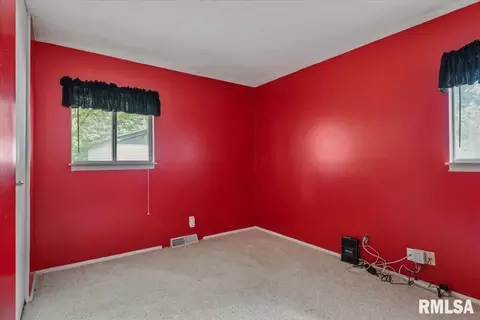 Bedroom - 2528 Holmes Ave, Springfield, IL 62704 photo 4 of 5