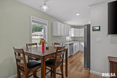 Dining - 1936 N 21st St, Springfield, IL 62702 photo 1 of 1
