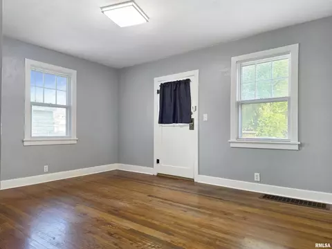 Living - 3016 Linden Ave, Springfield, IL 62702 photo 1 of 2