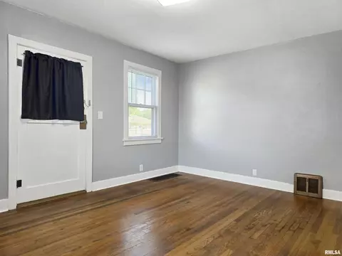 Living - 3016 Linden Ave, Springfield, IL 62702 photo 2 of 2