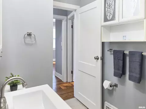 Bath - 3016 Linden Ave, Springfield, IL 62702 photo 3 of 3