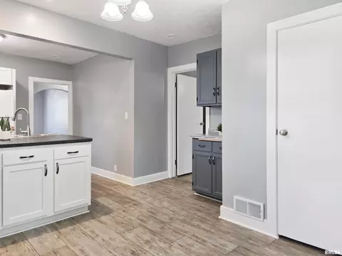 Entry Way - 3016 Linden Ave, Springfield, IL 62702 photo 2 of 3