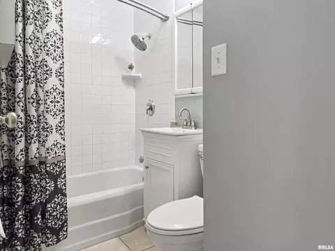 Bath - 3016 Linden Ave, Springfield, IL 62702 photo 1 of 3