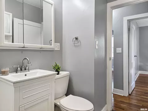 Bath - 3016 Linden Ave, Springfield, IL 62702 photo 2 of 3