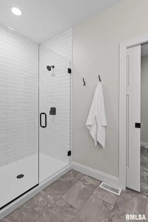 Bath - 1711 Ambleside Dr, Springfield, IL 62711 photo 2 of 5