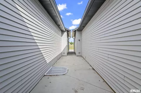 Entry Way - 1711 Ambleside Dr, Springfield, IL 62711 photo 6 of 6