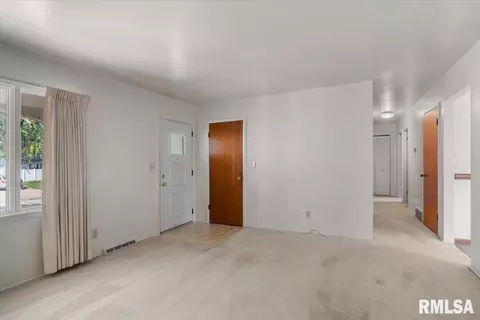 Living - 8 Foresters Ln, Springfield, IL 62704 photo 2 of 4