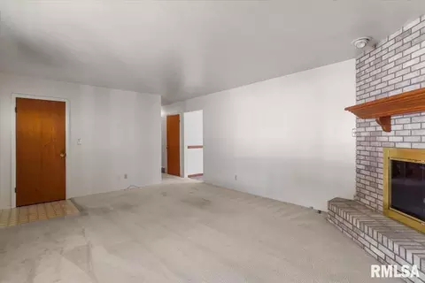 Living - 8 Foresters Ln, Springfield, IL 62704 photo 3 of 4