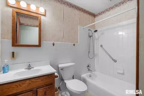Bath - 8 Foresters Ln, Springfield, IL 62704 photo 2 of 2