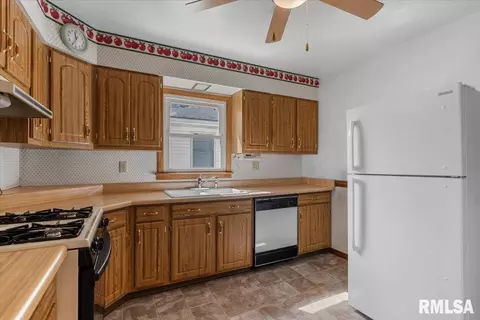 Kitchen - 8 Foresters Ln, Springfield, IL 62704 photo 2 of 2