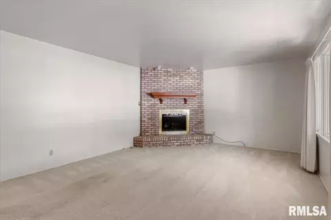 Living - 8 Foresters Ln, Springfield, IL 62704 photo 1 of 4