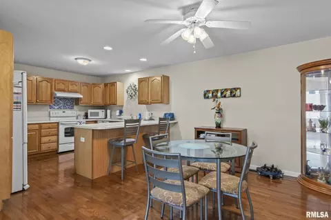 Dining - 3111 El Dorado Dr, Springfield, IL 62701 photo 3 of 3