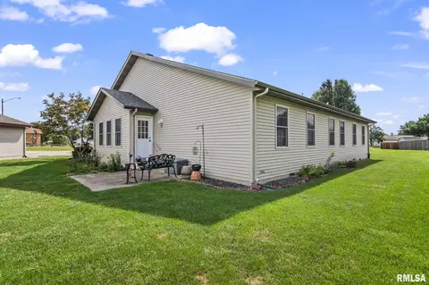 Exterior - 3111 El Dorado Dr, Springfield, IL 62701 photo 5 of 7