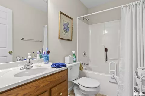 Bath - 3111 El Dorado Dr, Springfield, IL 62701 photo 2 of 2