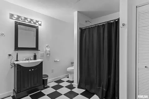 Bath - 3916 Marie Dr, Springfield, IL 62707 photo 2 of 2