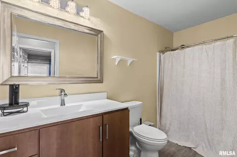 Bath - 3916 Marie Dr, Springfield, IL 62707 photo 1 of 2