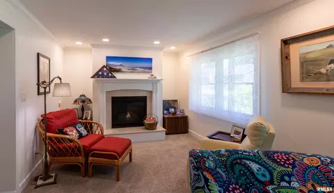 Living - 424 E Kimble St, Springfield, IL 62703 photo 3 of 9