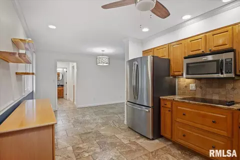 Entry Way - 424 E Kimble St, Springfield, IL 62703 photo 2 of 6