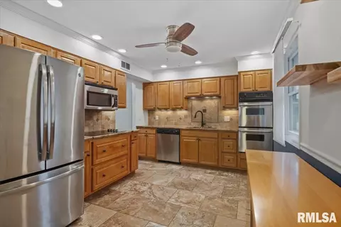 Kitchen - 424 E Kimble St, Springfield, IL 62703 photo 1 of 4