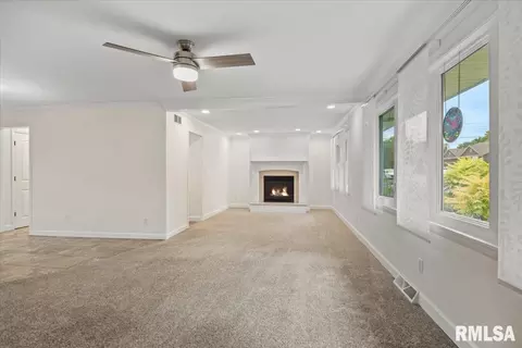 Living - 424 E Kimble St, Springfield, IL 62703 photo 4 of 9