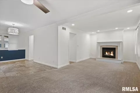 Living - 424 E Kimble St, Springfield, IL 62703 photo 7 of 9