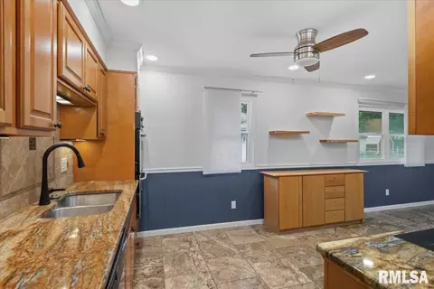 Entry Way - 424 E Kimble St, Springfield, IL 62703 photo 1 of 6