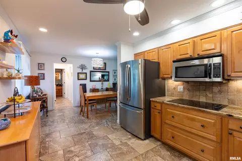 Kitchen - 424 E Kimble St, Springfield, IL 62703 photo 4 of 4