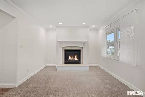 Living - 424 E Kimble St, Springfield, IL 62703 photo 6 of 9