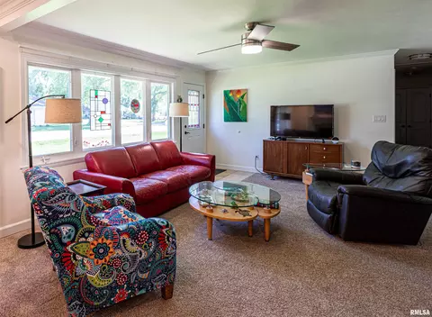 Living - 424 E Kimble St, Springfield, IL 62703 photo 1 of 9