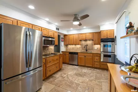Kitchen - 424 E Kimble St, Springfield, IL 62703 photo 3 of 4