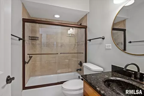 Bath - 424 E Kimble St, Springfield, IL 62703 photo 2 of 4