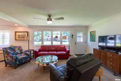 Living - 424 E Kimble St, Springfield, IL 62703 photo 2 of 9