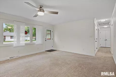 Living - 424 E Kimble St, Springfield, IL 62703 photo 8 of 9