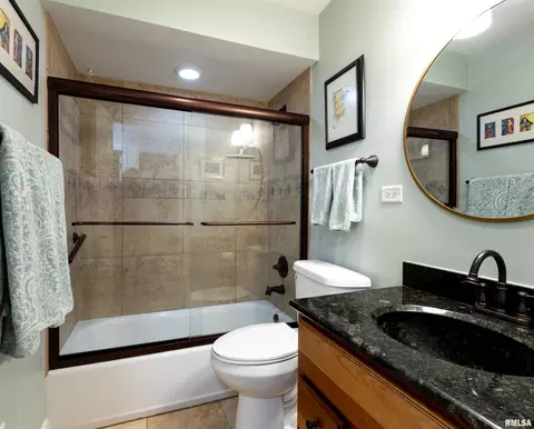 Bath - 424 E Kimble St, Springfield, IL 62703 photo 3 of 4