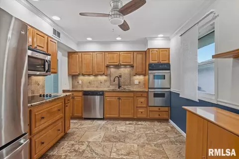 Kitchen - 424 E Kimble St, Springfield, IL 62703 photo 2 of 4