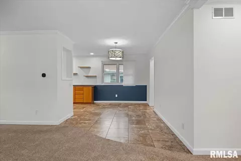 Living - 424 E Kimble St, Springfield, IL 62703 photo 9 of 9