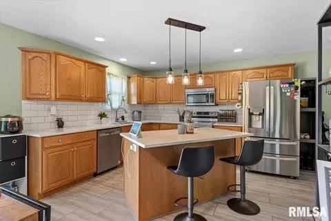 Kitchen - 1005 Post Rd, Springfield, IL 62712 photo 1 of 2