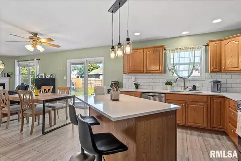 Kitchen - 1005 Post Rd, Springfield, IL 62712 photo 2 of 2