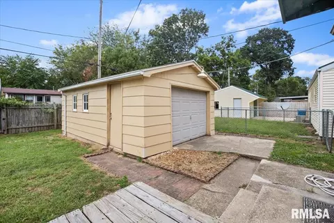 Exterior - 1657 Schrader Ave, Springfield, IL 62702 photo 1 of 3