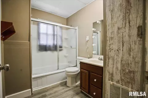 Bath - 1657 Schrader Ave, Springfield, IL 62702 photo 1 of 1